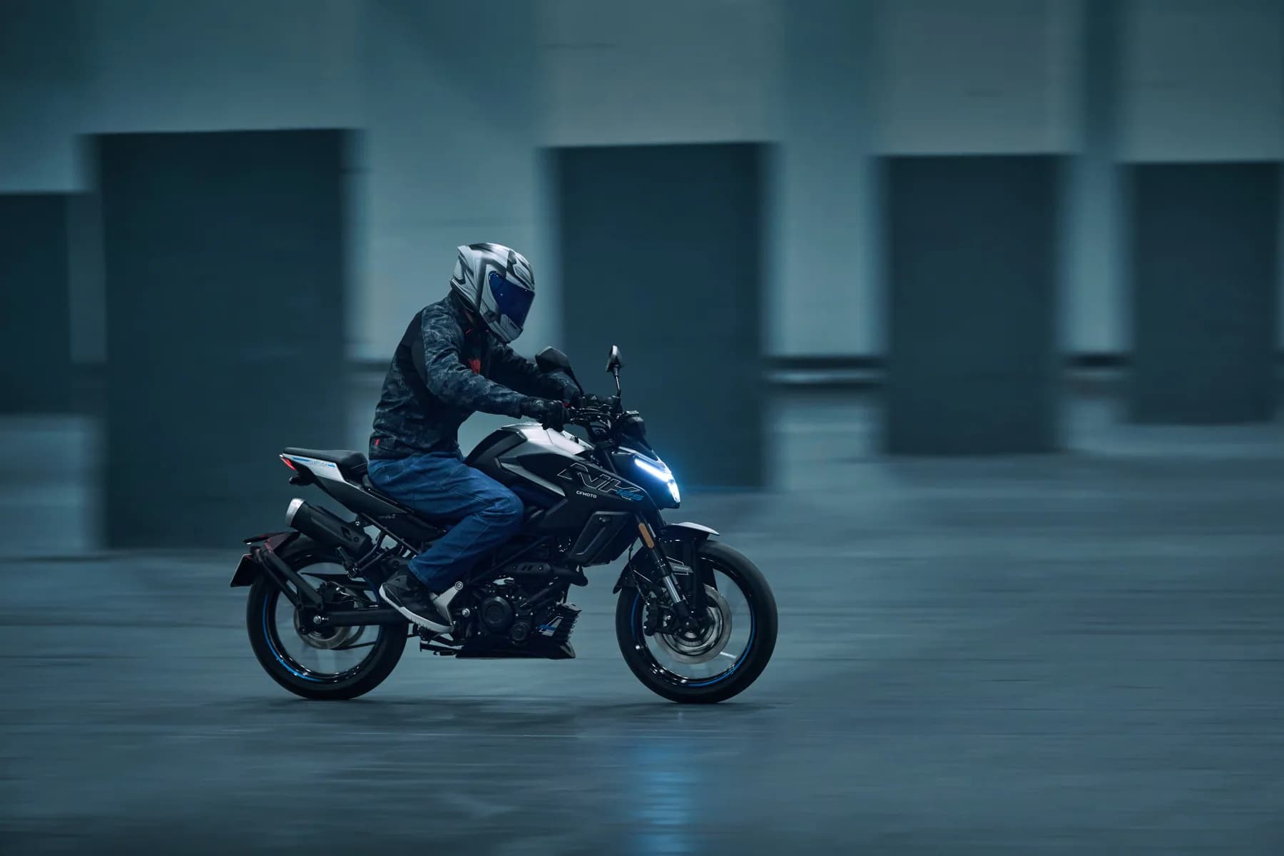 CfMoto 125NK, foto del expositor 8 de 12