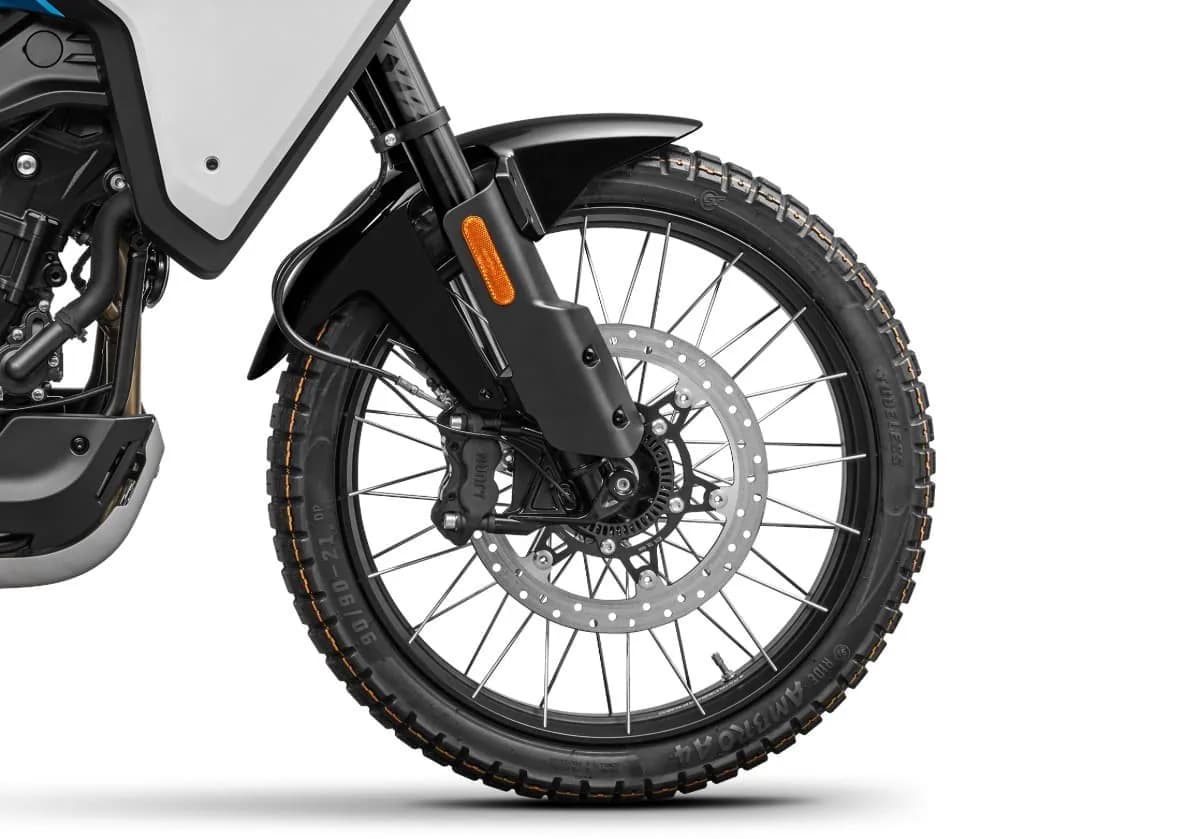 CfMoto 450MT, foto del expositor 6 de 8