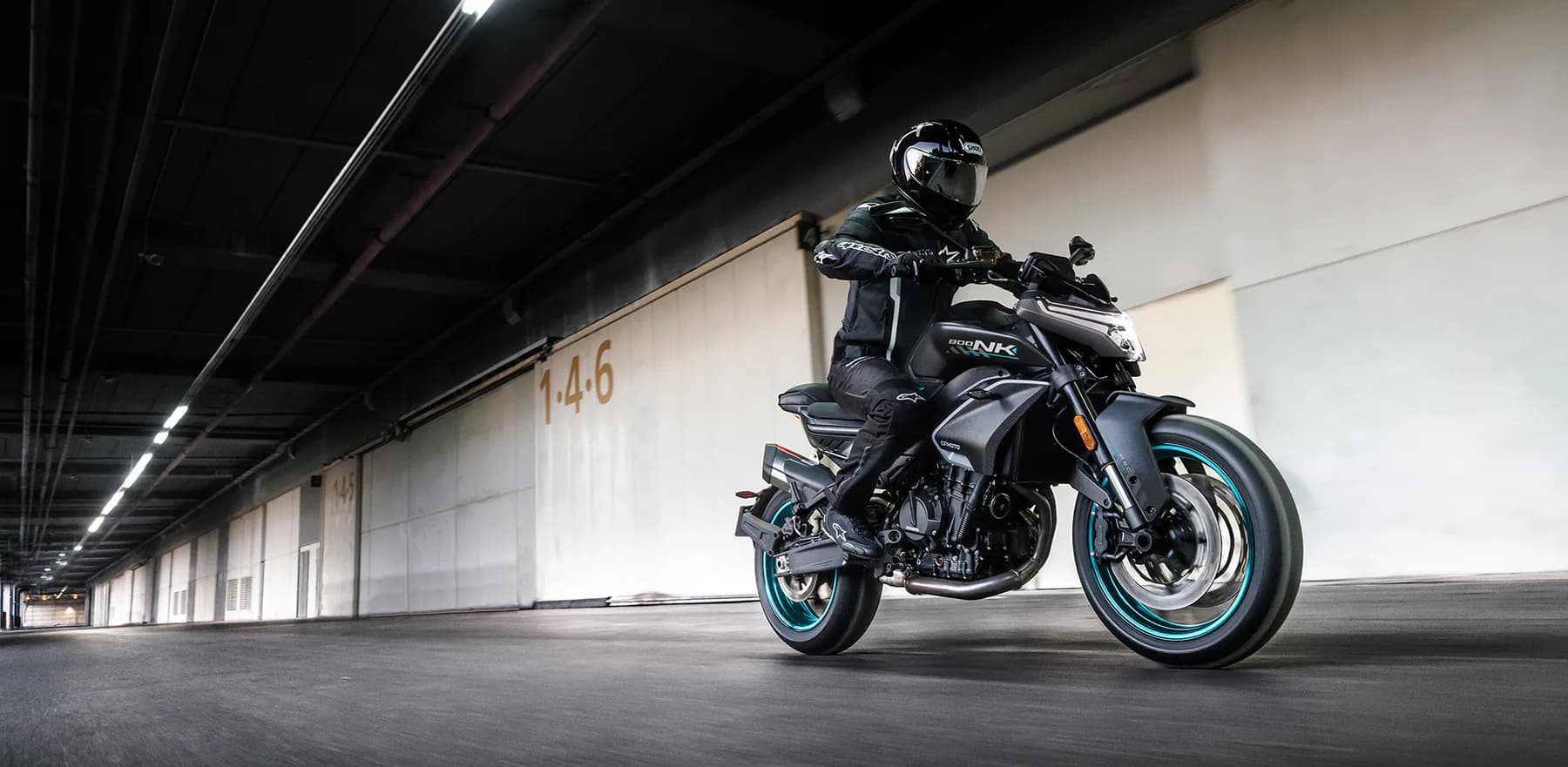 CfMoto 800NK, foto del expositor 2 de 7