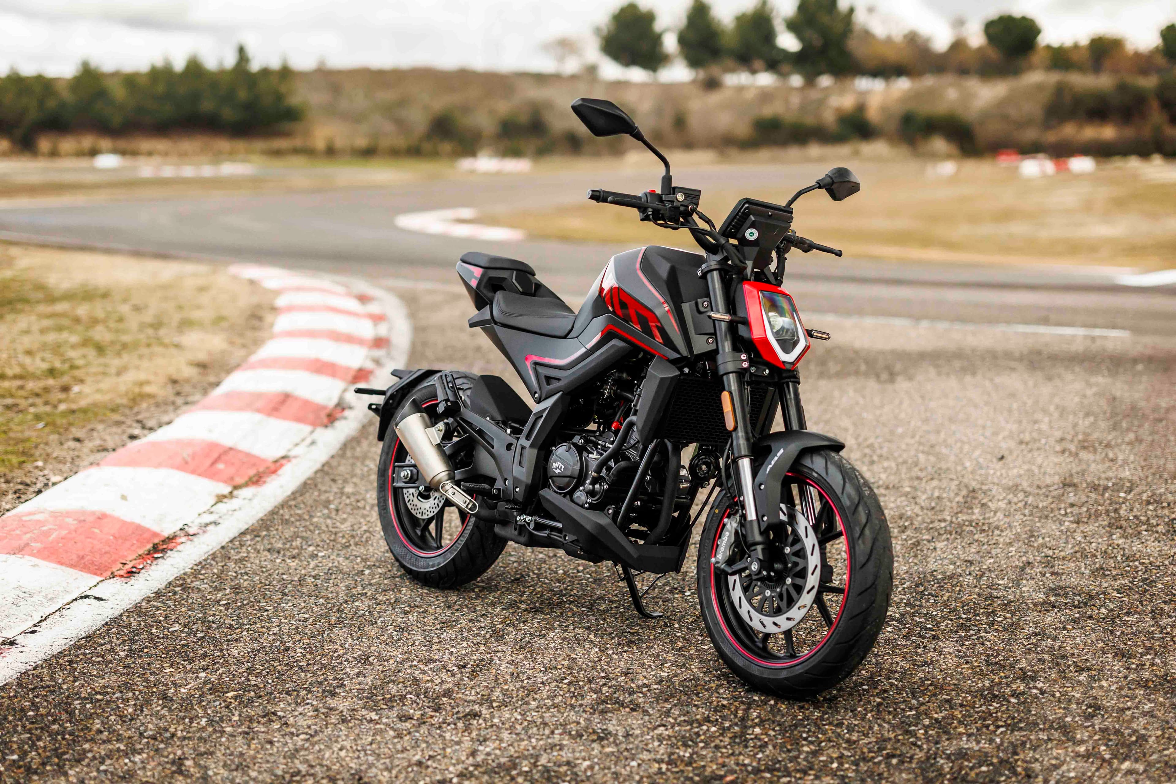 Mitt MITT NK 125 BREMBO, foto del expositor 3 de 6